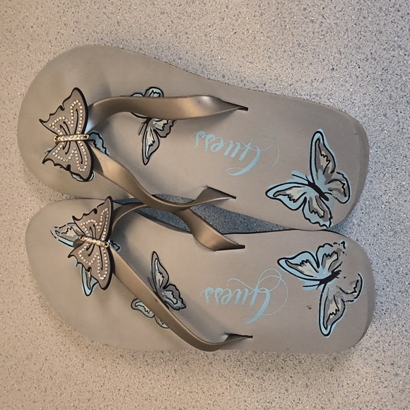 Guess Brand Grey Flip Flops With Grey & Rhinestone Butterflies- Size 10 - Picture 2 of 7